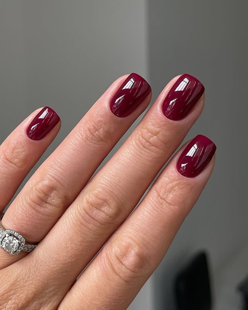 design ongles bordeaux simple pour l’automne