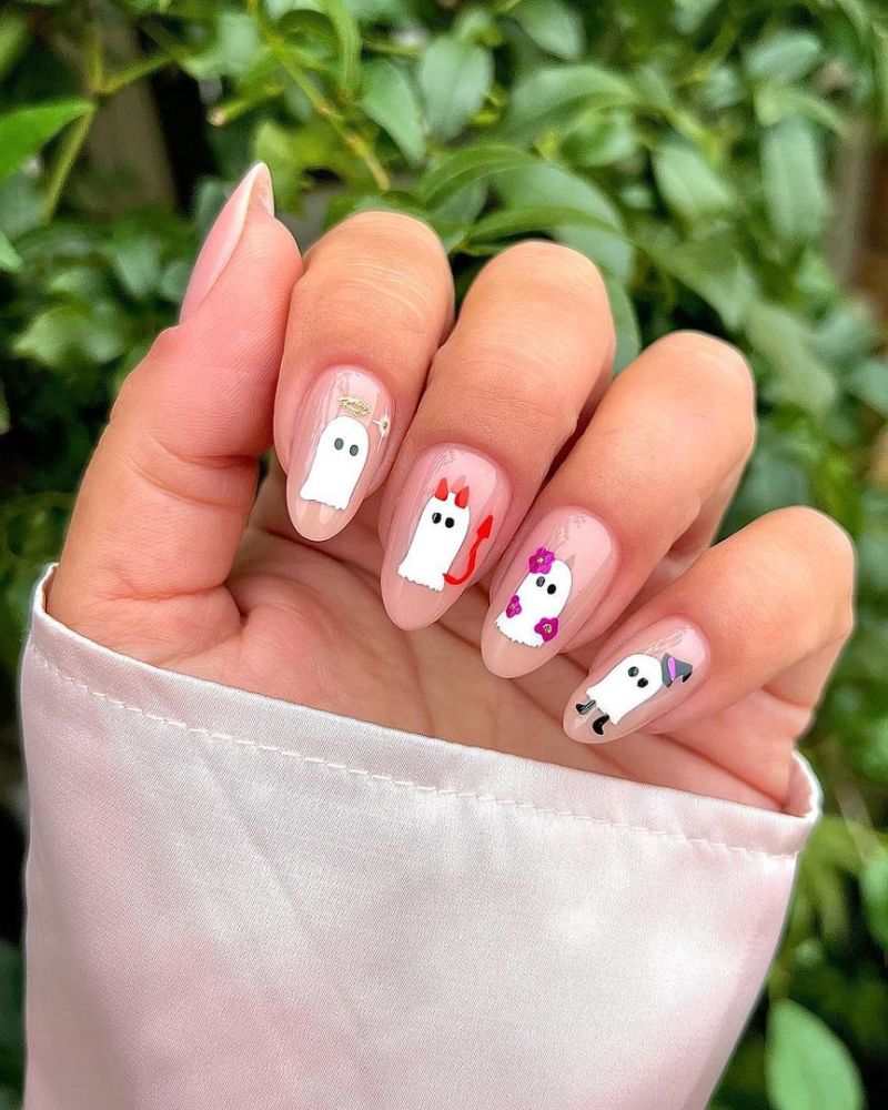 nail art halloween simple et mignon avec fantômes