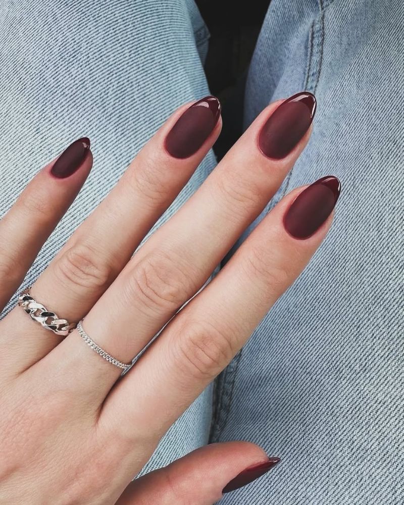 ongles amande courts avec base bordeaux mate et pointes brillantes