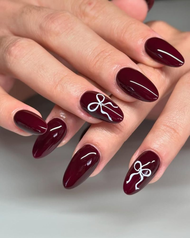 ongles marron avec nail art nœuds délicats