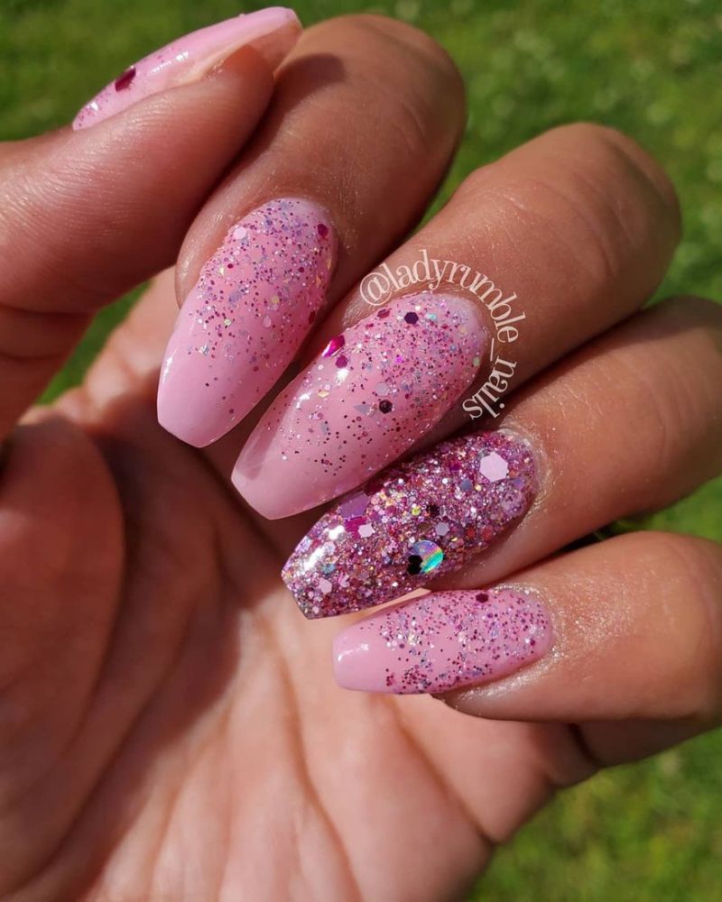 ongles roses acryliques
idées ongles roses
ongles pailletés roses