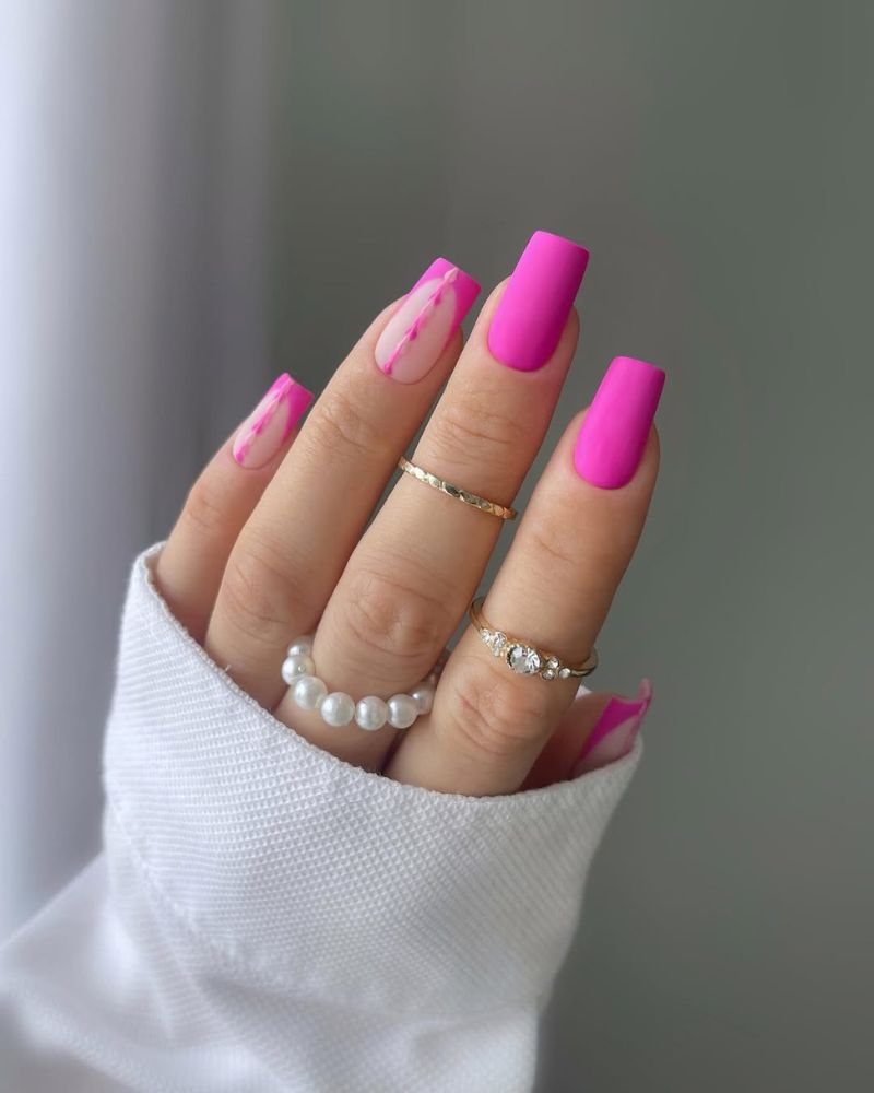 ongles roses avec nail art, ongles fuchsia