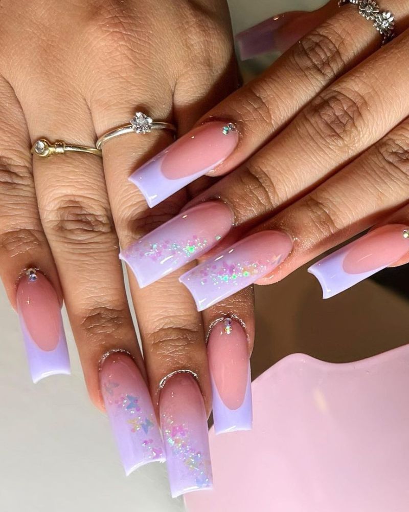 ongles gel violet
idées ongles lavande
ongles violet clair avec design