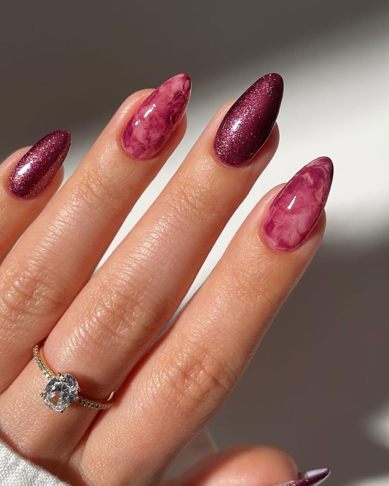 ongles prune violet, ongles pailletés