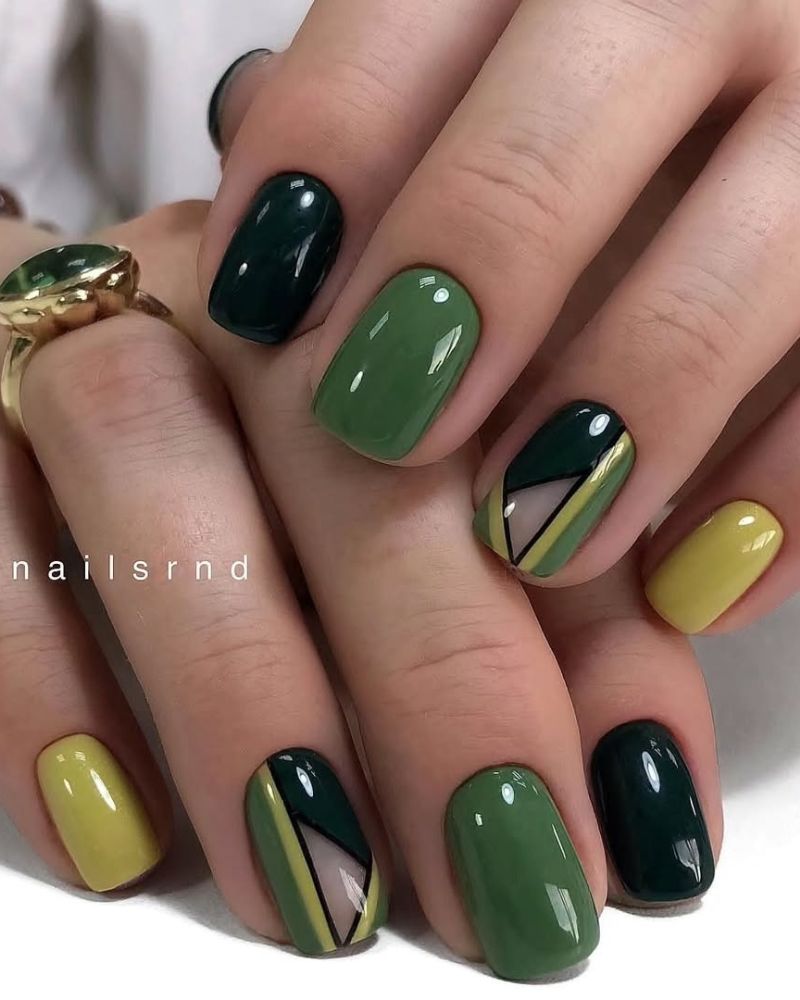 manucure dégradée verte, ongles verts foncés