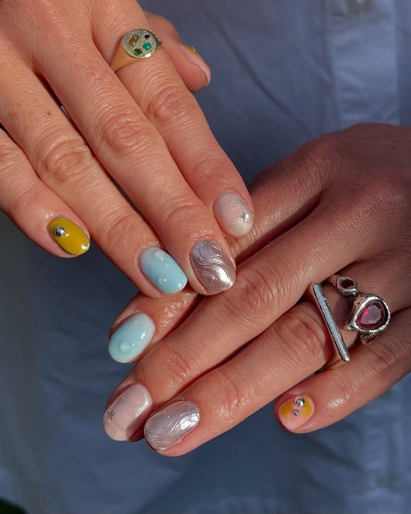 manucure claire d’automne en argent, jaune et bleu
