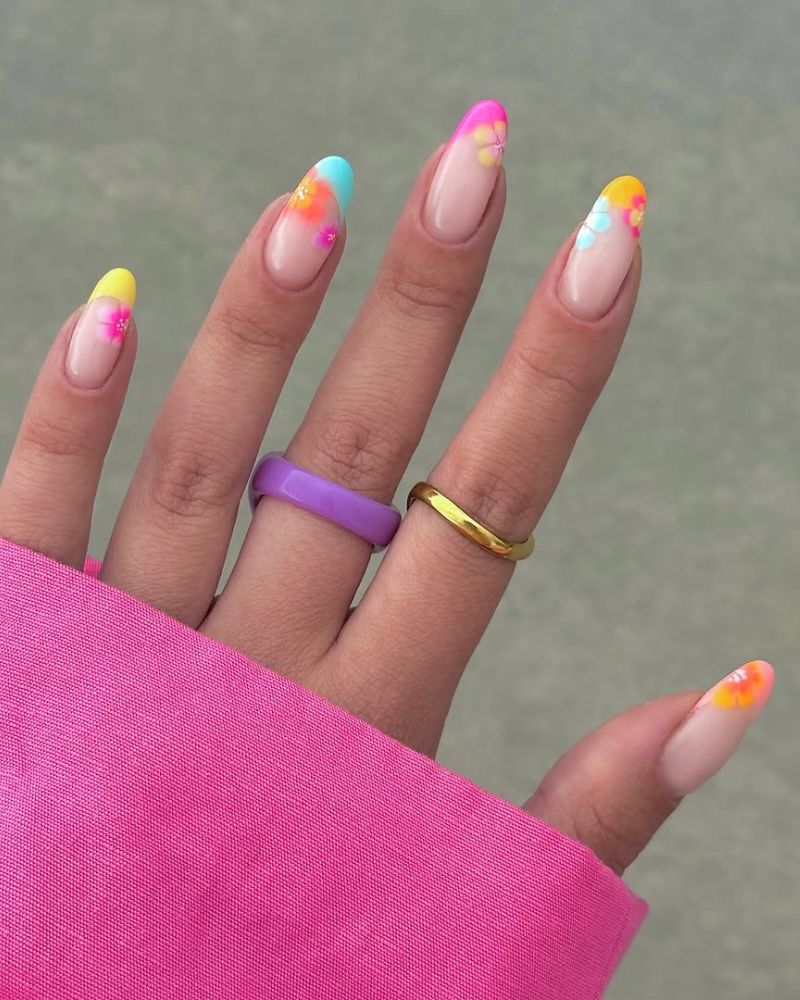 ongles French colorés, art floral sur ongles