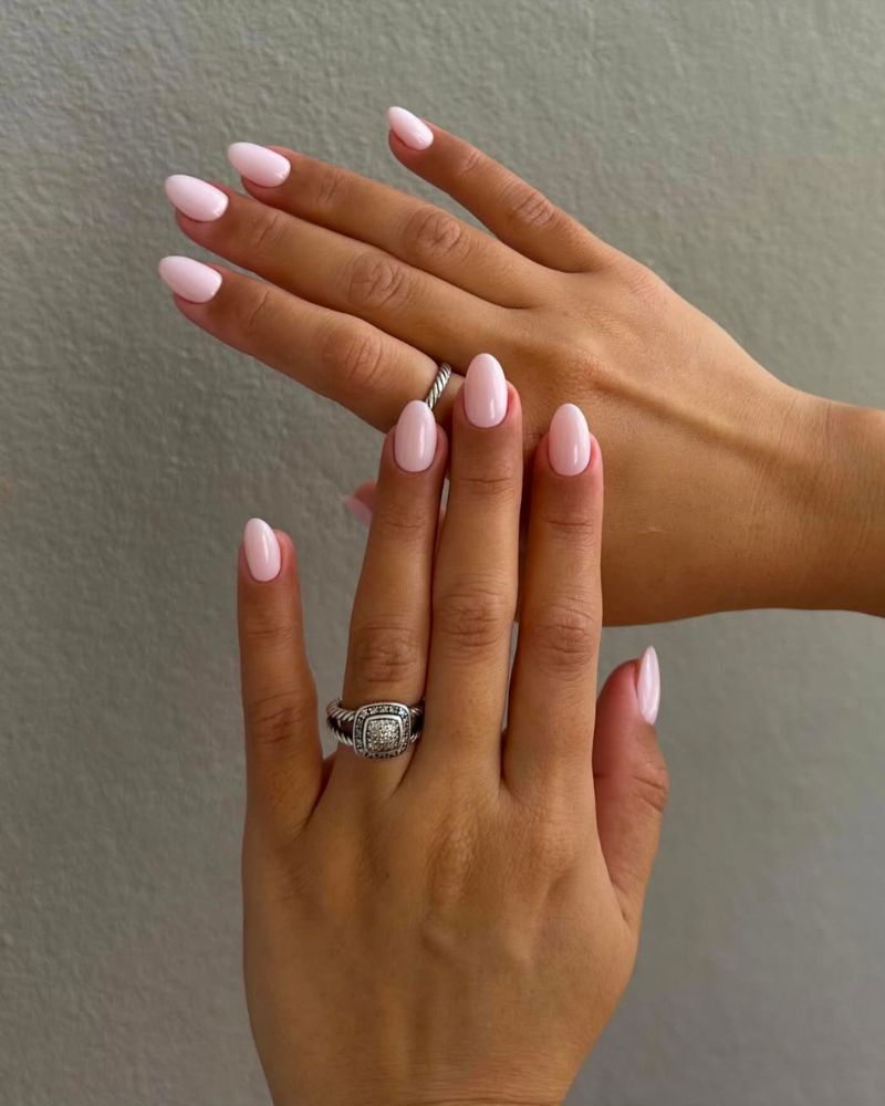 ongles rose clair, ongles simples