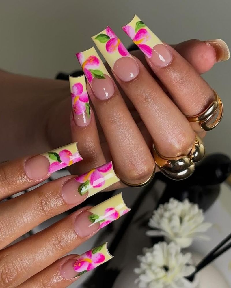 french tips jaunes, nail art fleur rose