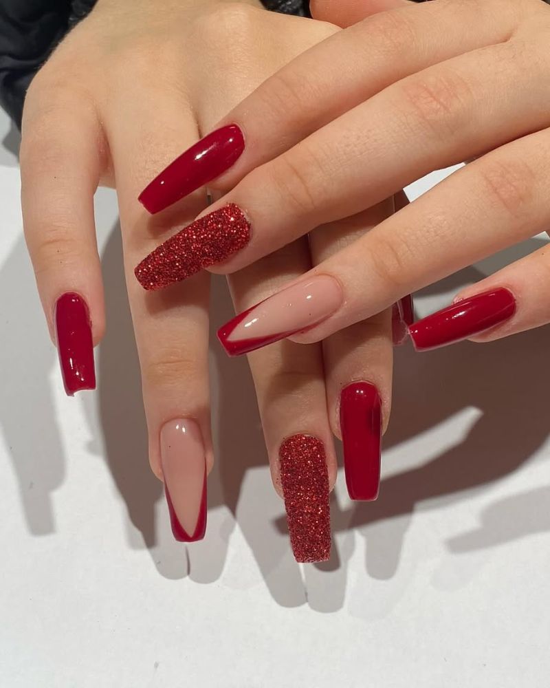 ongles cercueil, paillettes rouges