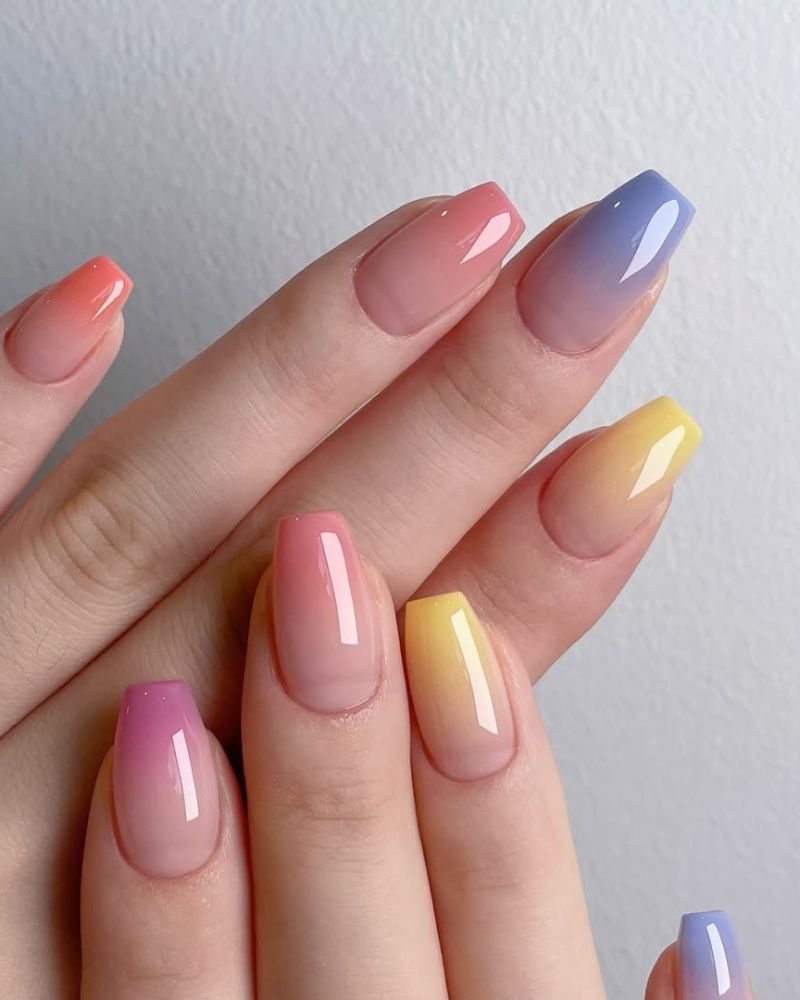designs d’ongles french colorés, dégradé, ongles pastel