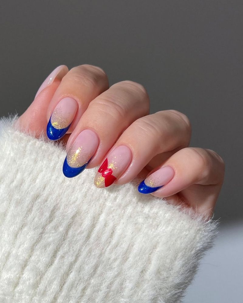 French tips bleu avec paillettes dorées sur base nude propre