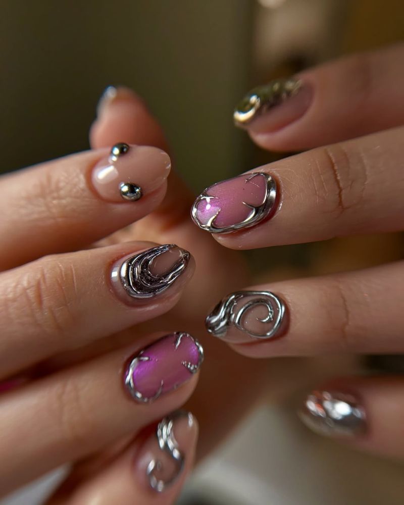 ongles nude avec nail art argenté et chrome violet