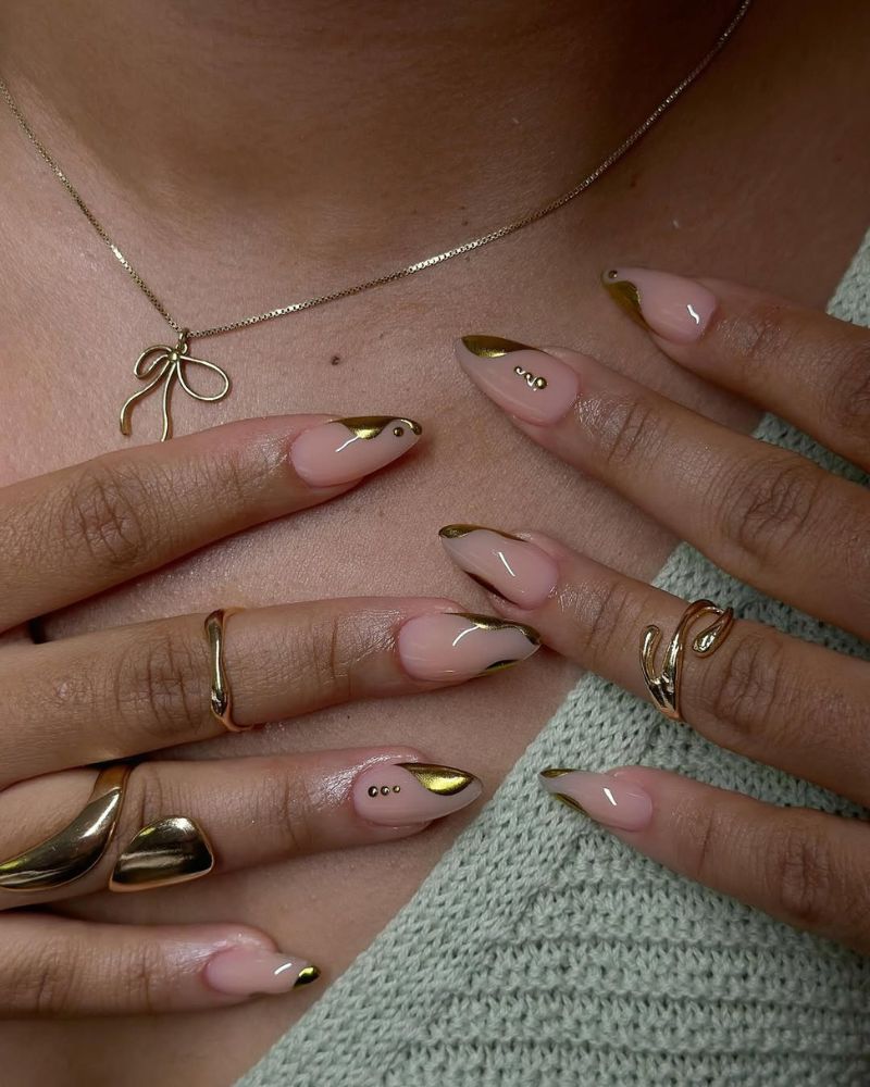 manucure amande nude avec nail art doré