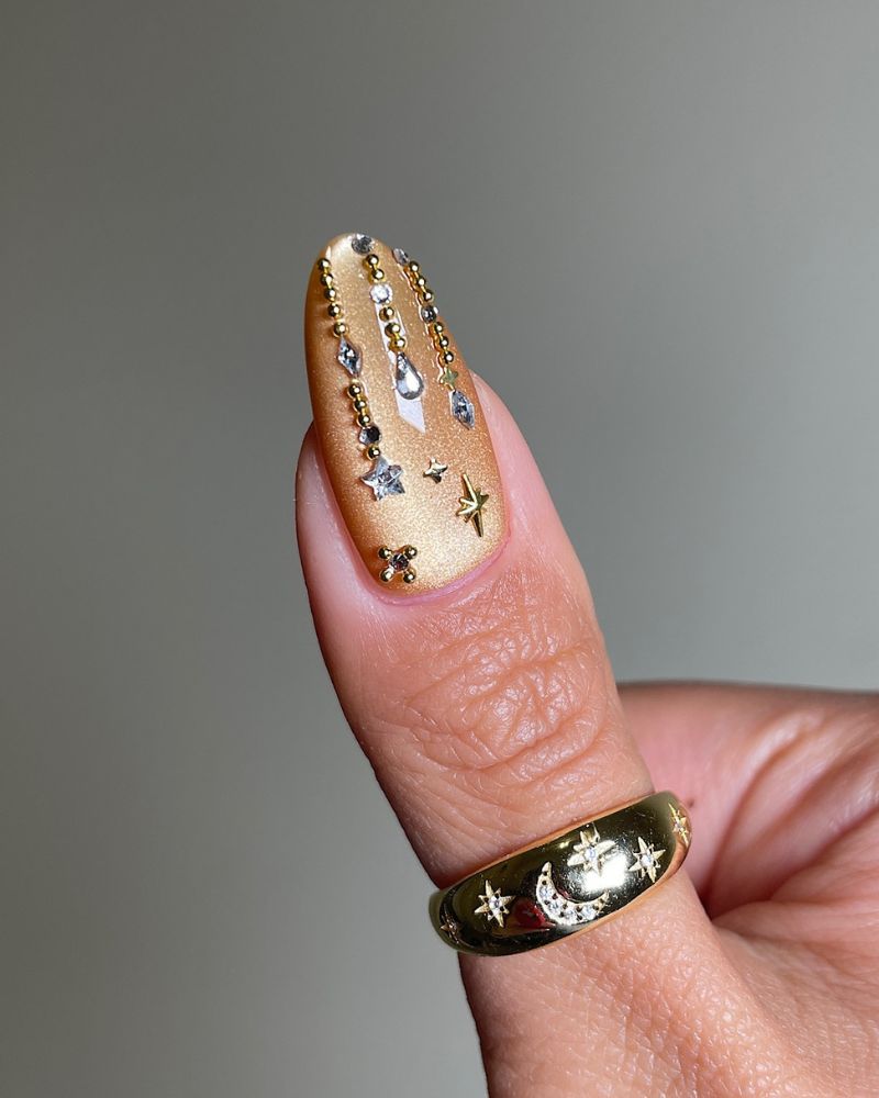 ongles dorés cat eye avec pierres précieuses