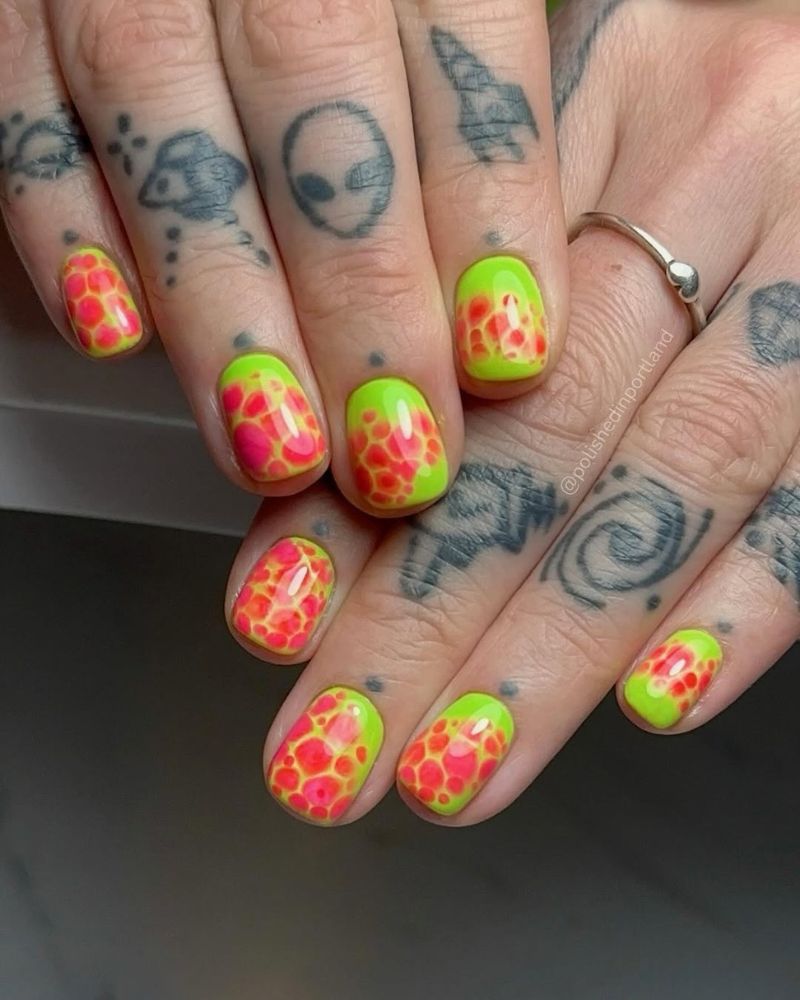 ongles courts, ongles vert citron, ongles vert néon, nail art rose