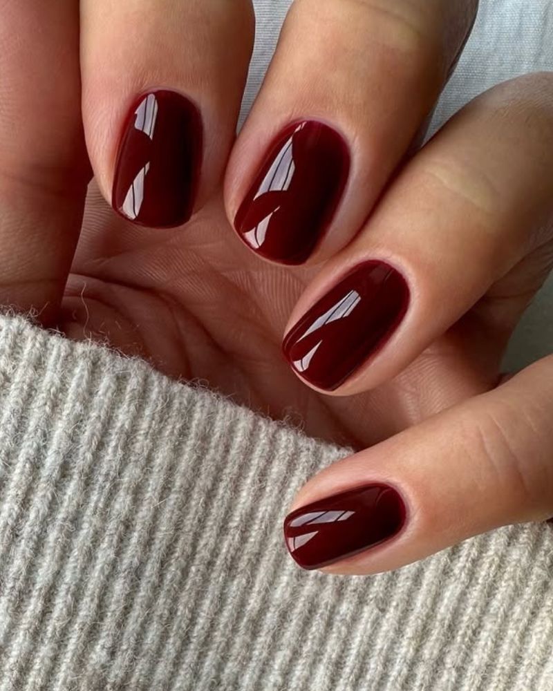 ongles marron courts élégants