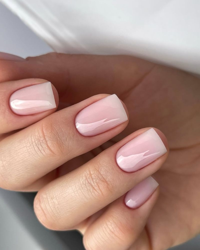 ongles courts carrés shape avec gel nude rosé