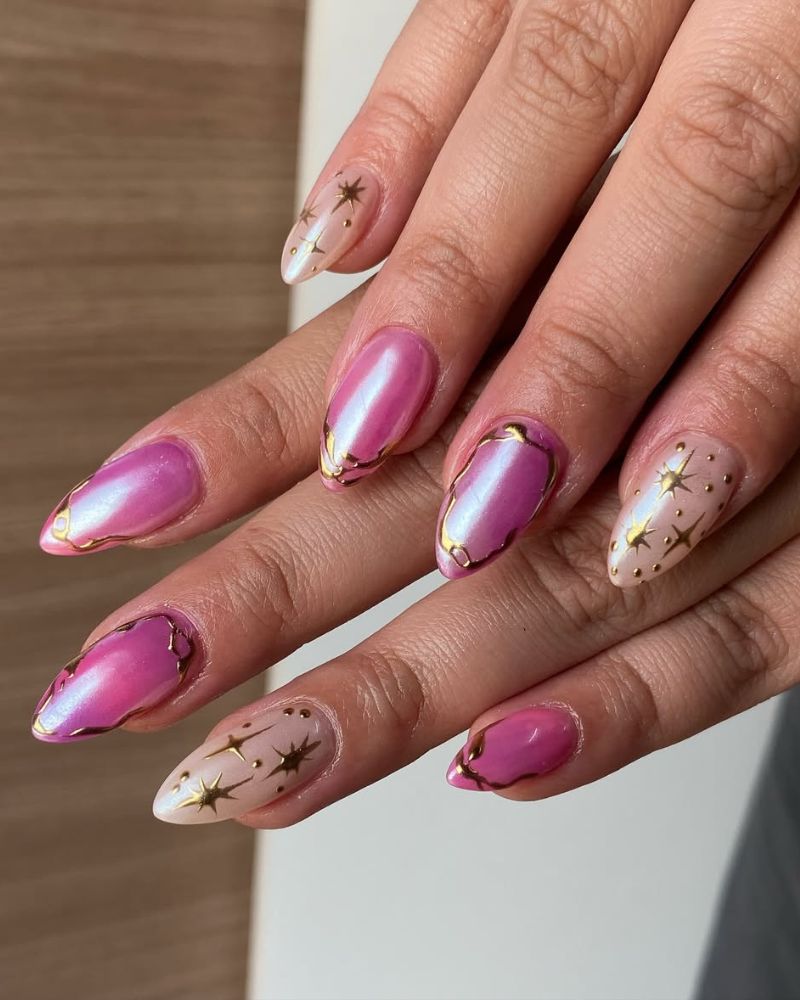 ongles chrome violet et blanc laiteux avec art d’ongle étoiles dorées