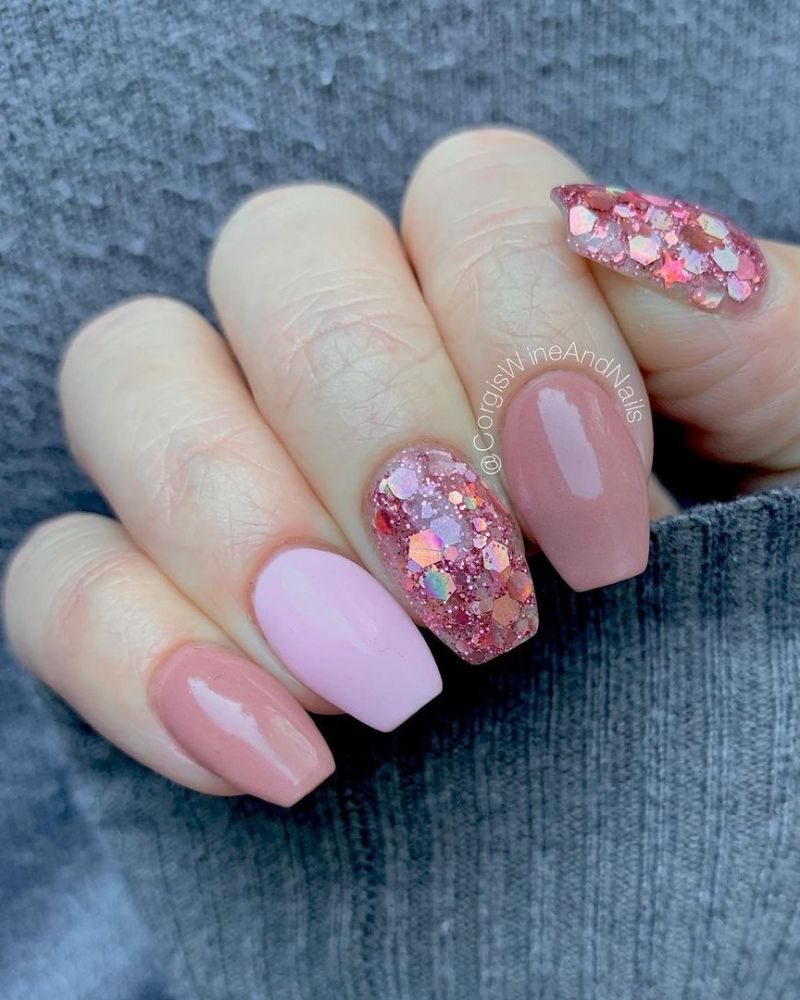 ongles roses acryliques
idées ongles roses
ongles pailletés roses