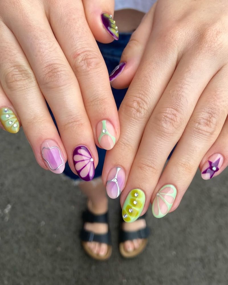 ongles violets, ongles verts, ongles courts