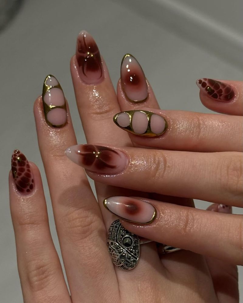 nail art marron et or pour ongles longs amande