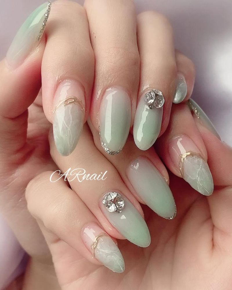 manucure douce, ongles verts sauge