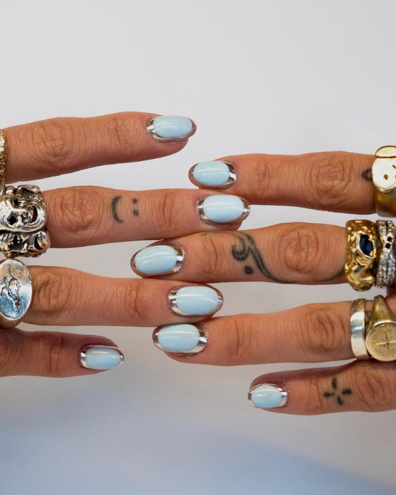 design argenté avec bleu bébé