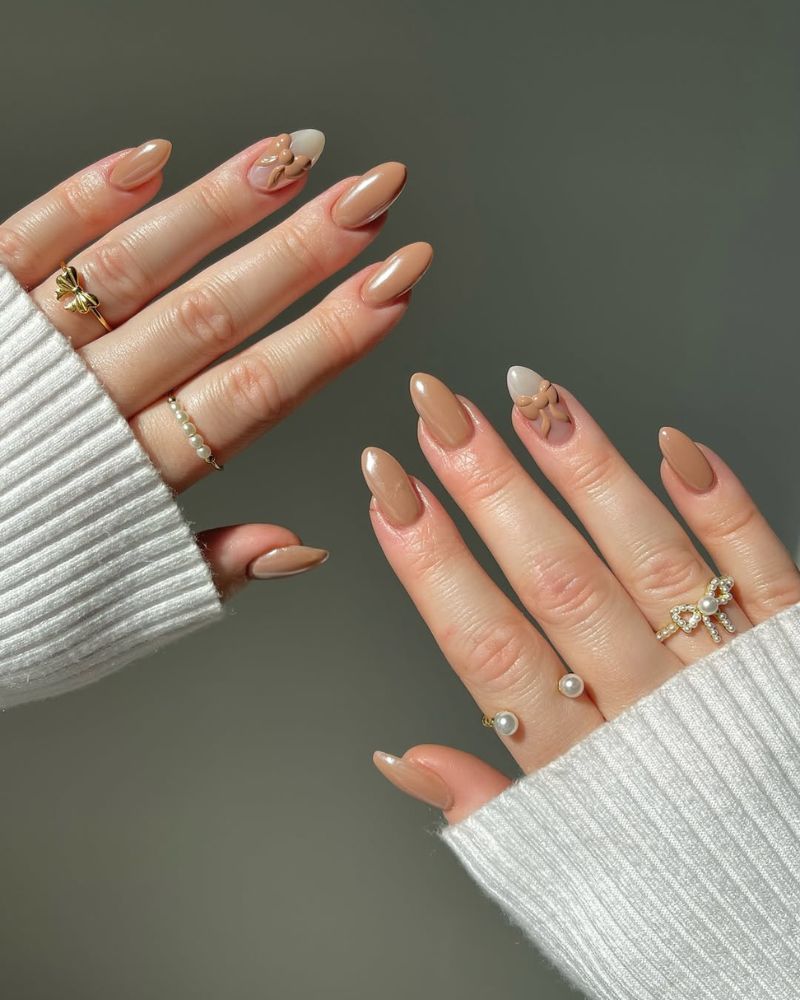 ongles automnaux mignons avec base marron et nœud en 3D