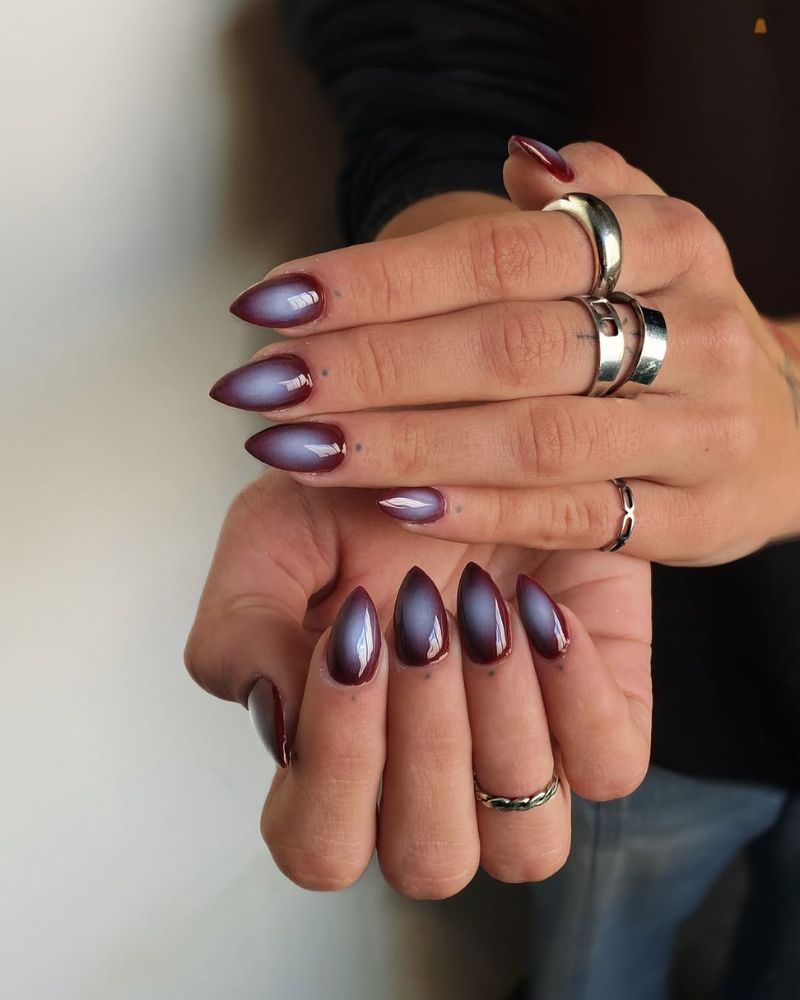ongles stiletto d’automne avec nail art aura blanche sur base bordeaux foncé