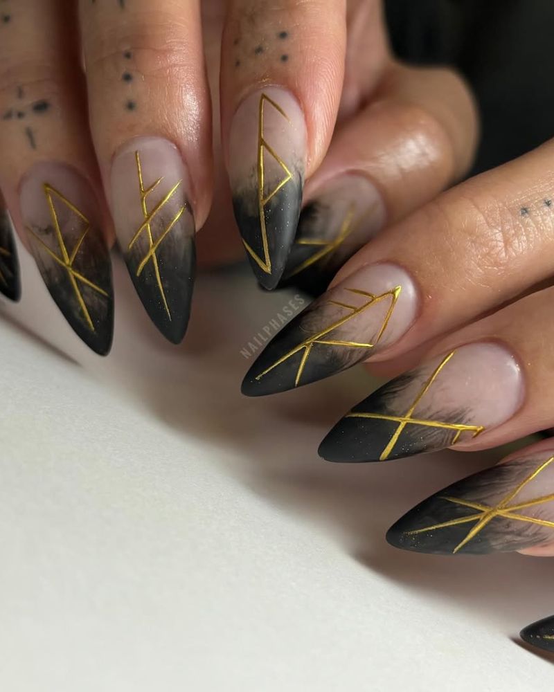 ongles noirs et dorés, ongles stilettos