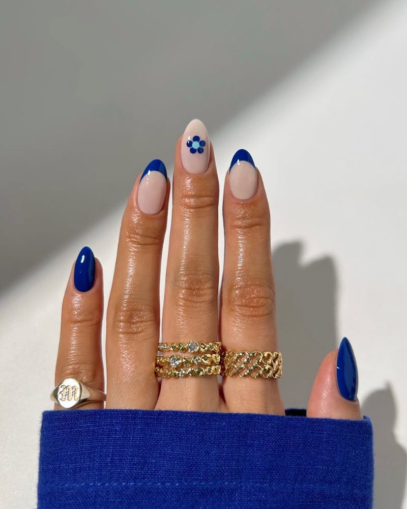 ongles bleu marine