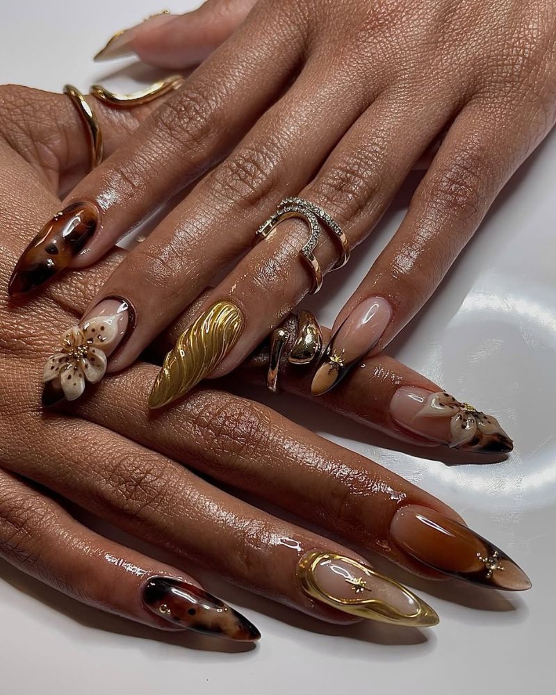 ongles stiletto marron et or à longue forme