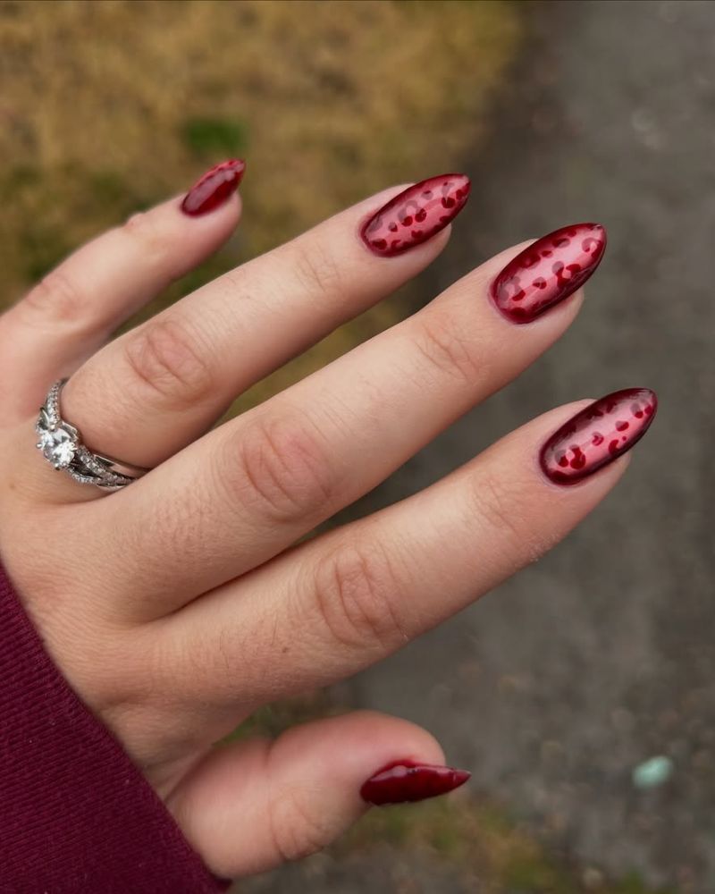 ongles bordeaux effet œil de chat avec motif léopard