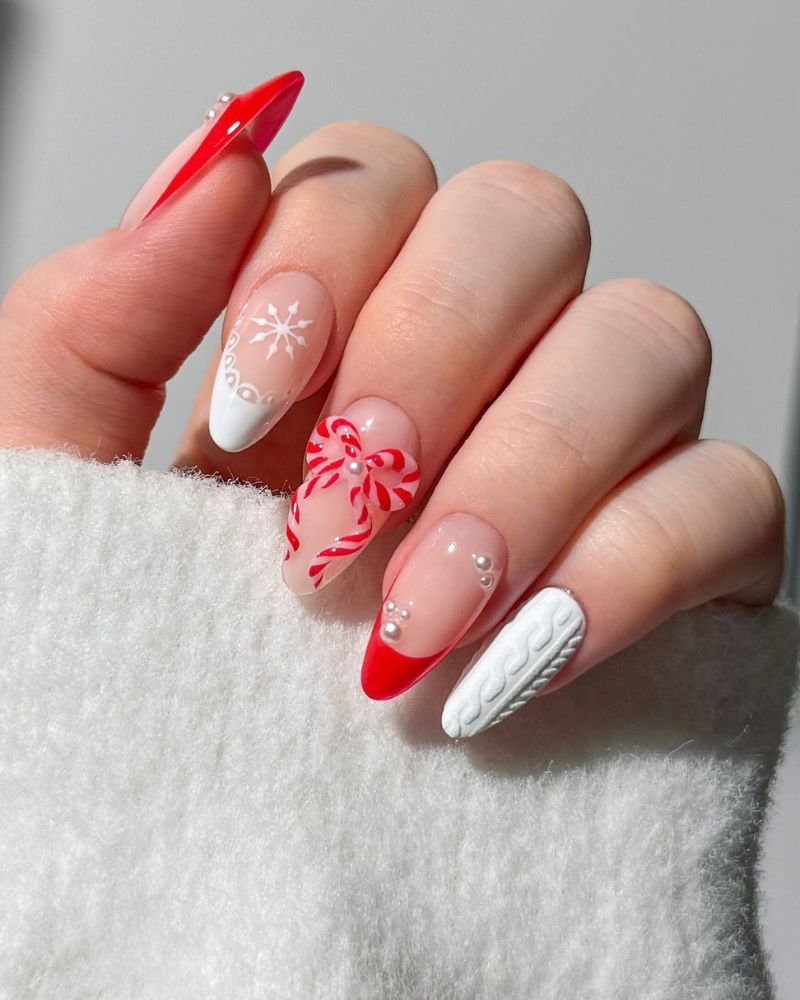 ongles rouge et blanc de Noël avec art d’ongle pull et cane de bonbon