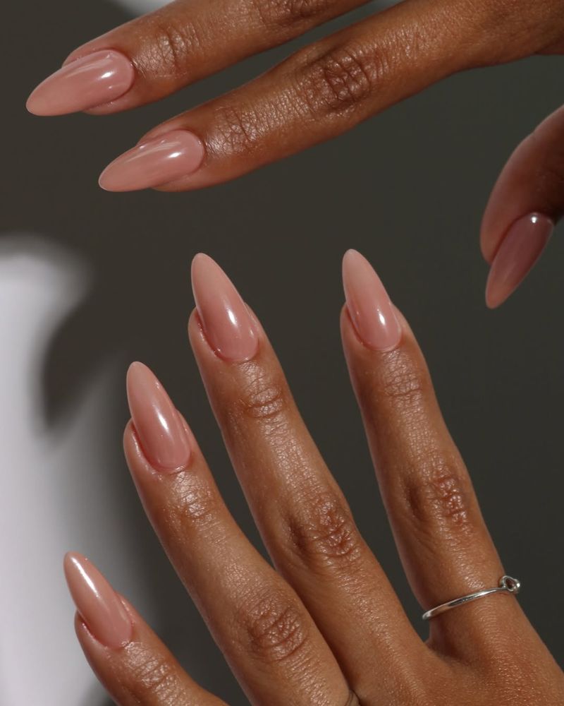 ongles longs en amande base nude et chrome nacré