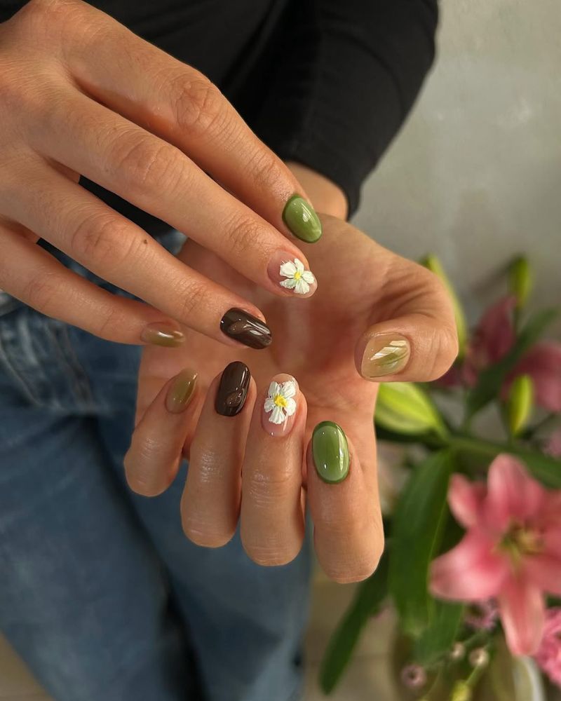 ongles courts amande d’automne avec art floral en nuances de marron et vert