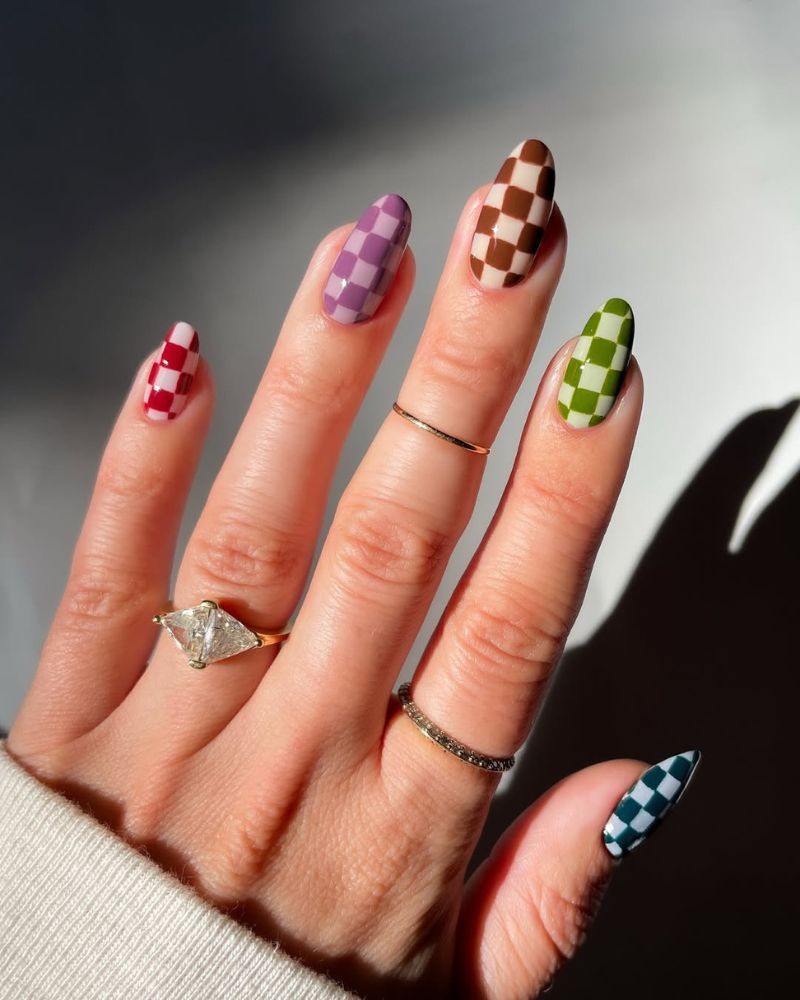 art d'ongles à carreaux multicolores automne