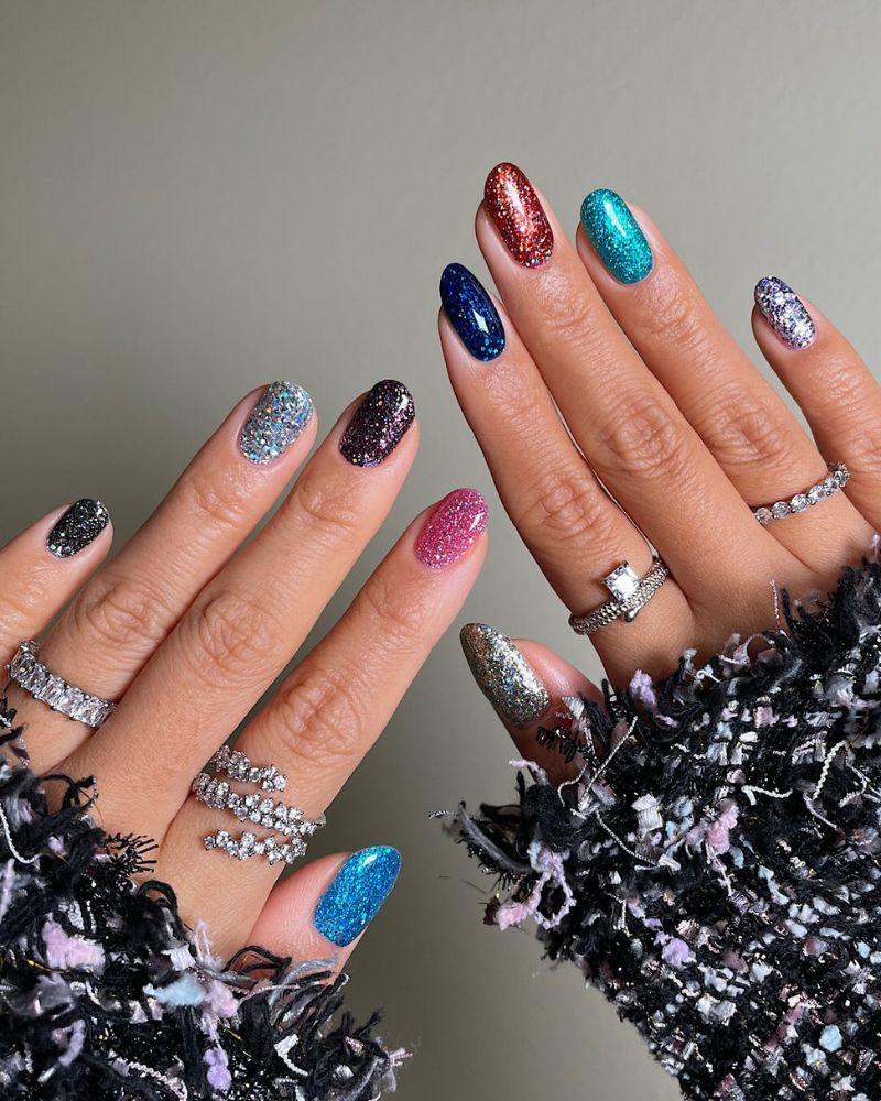 ongles colorés et scintillants pour manucure de Noël