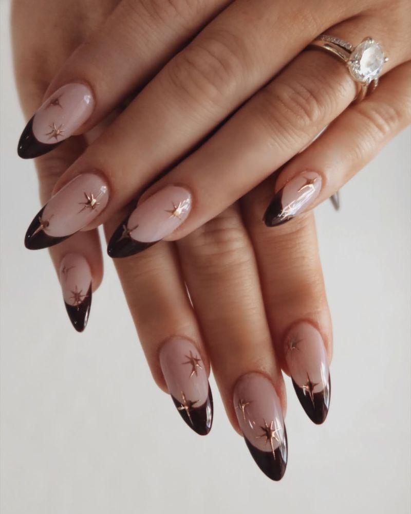 ongles d’automne élégants avec french tips marron et nail art étoiles dorées