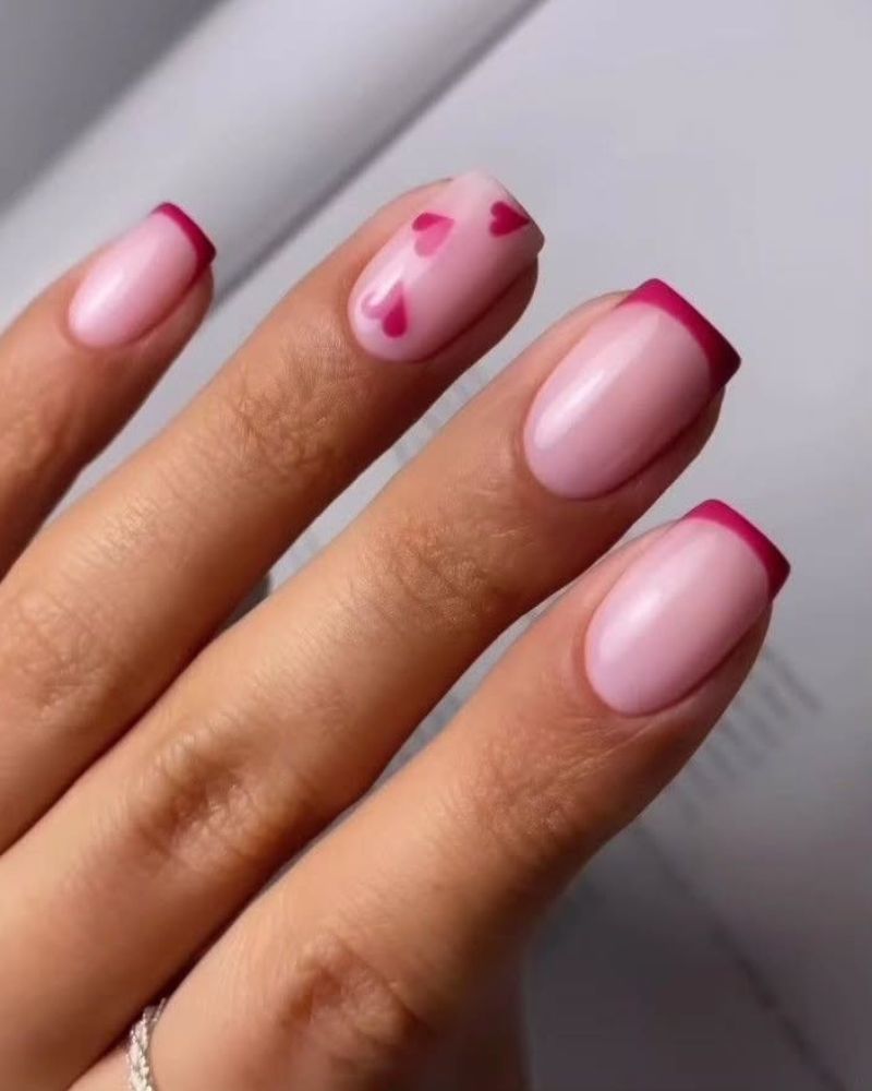 ongles de Saint-Valentin roses, french rose, art d’ongle cœur