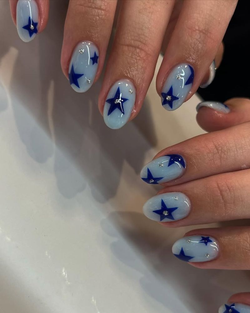 art des ongles bleu clair, art des ongles étoiles, ongles amande