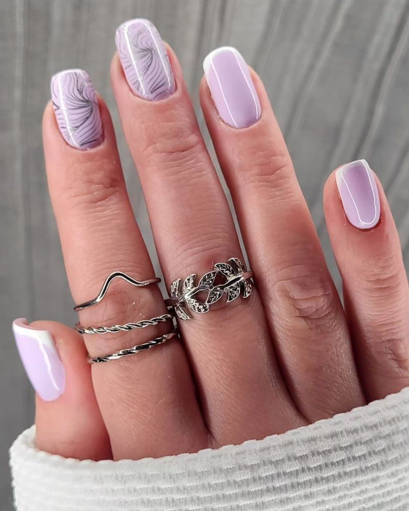 ongles violet clair avec design