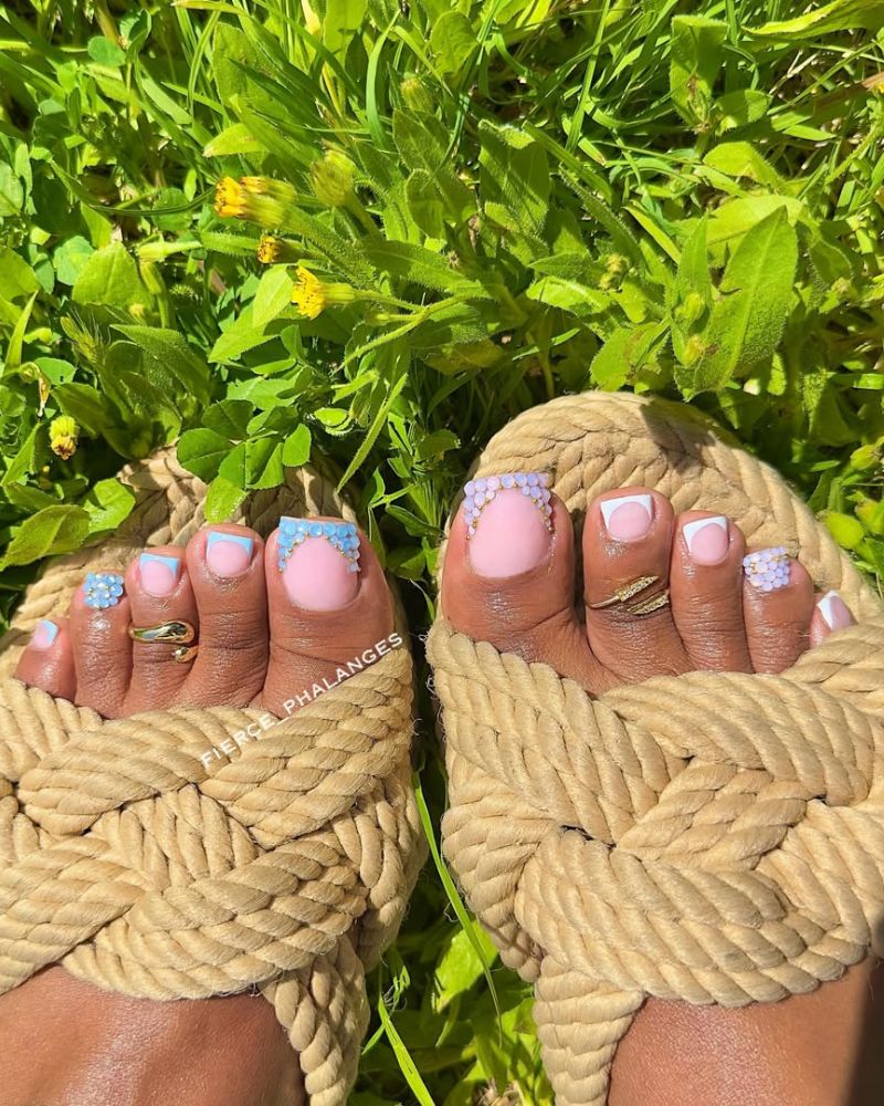 pierres précieuses sur les ongles des orteils, pédicure française