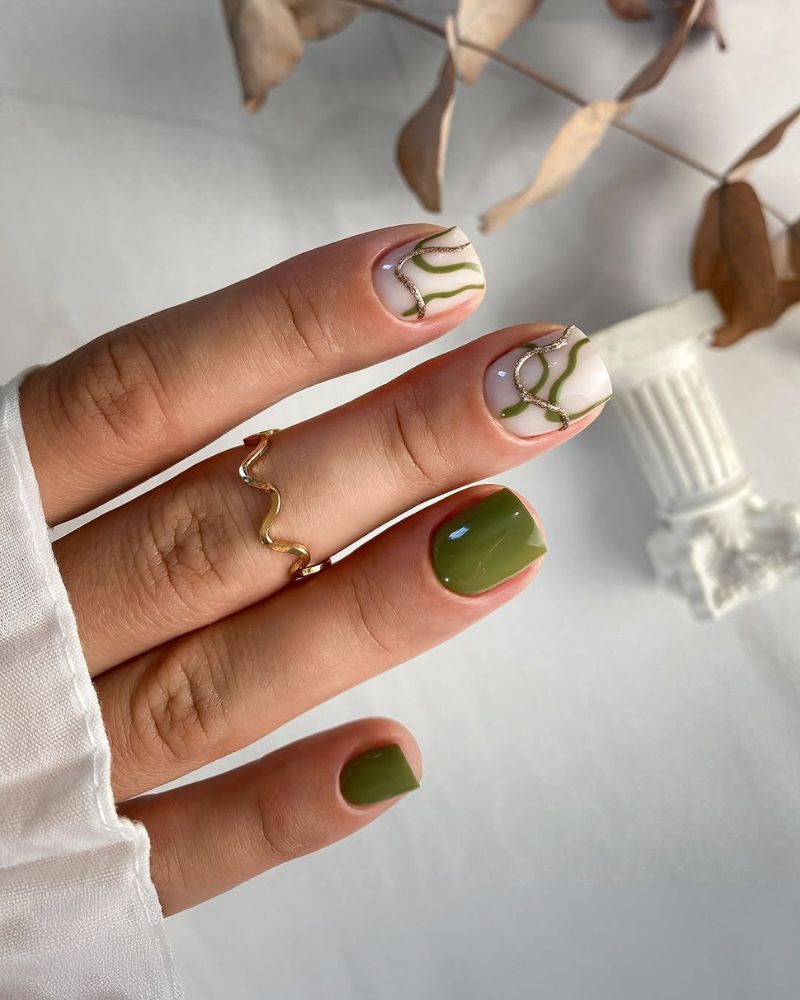 ongles courts carrés verts et blancs