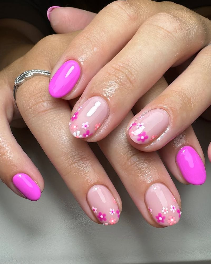 ongles roses avec nail art floral, design sur ongles roses