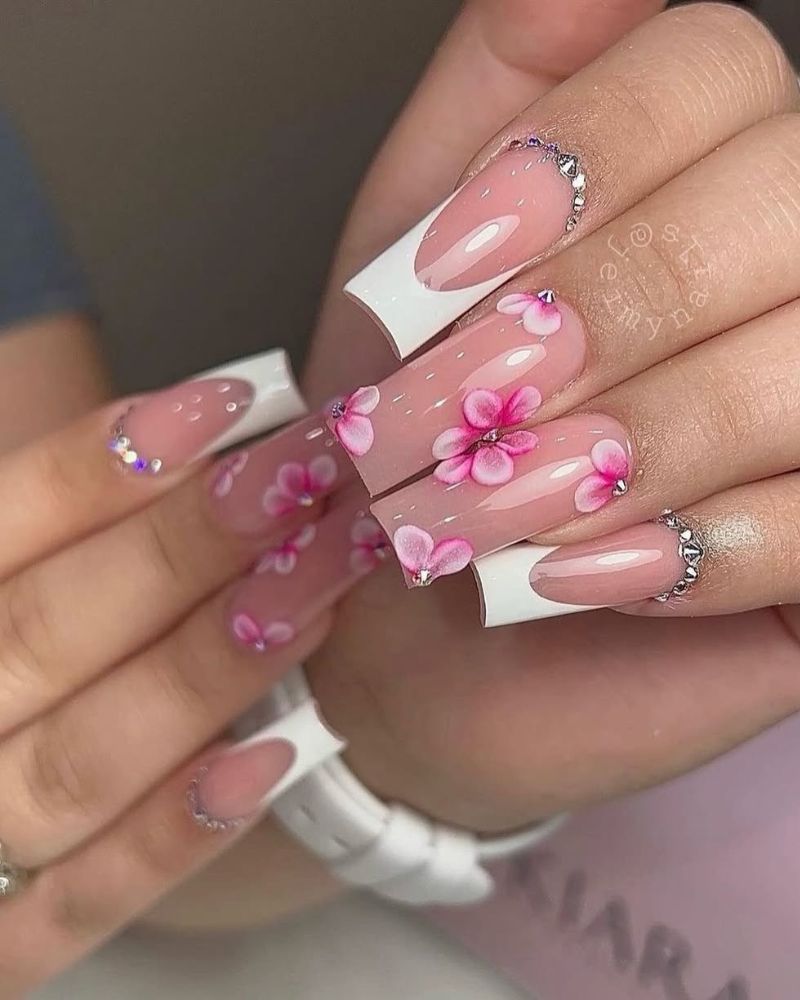 ongles french manucure à bout blanc, nail art fleurs