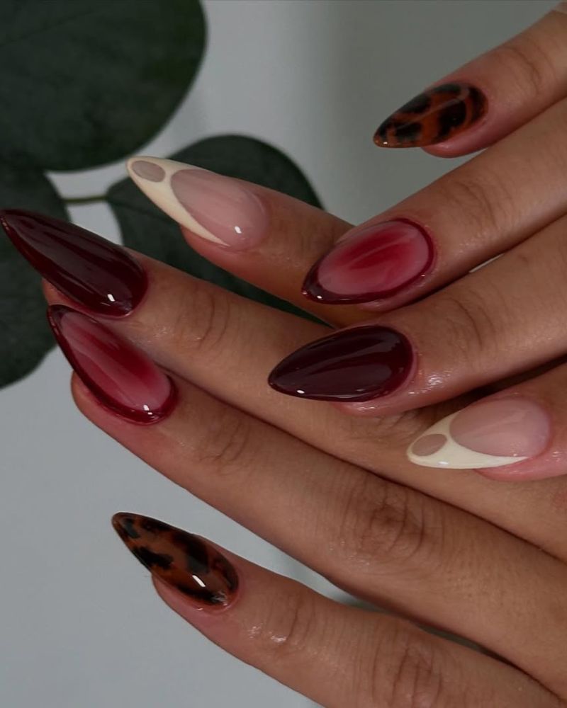 design chic rouge cerise sur base stiletto avec nail art écaille et aura