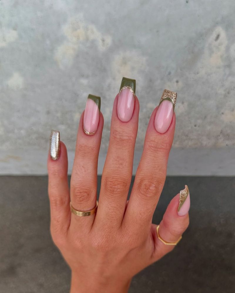 ongles verts stilettos, vert sauge et paillettes dorées