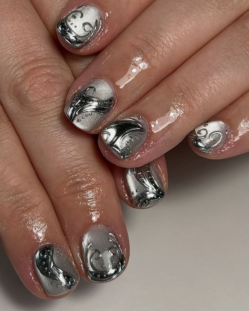 vernis argenté effet œil de chat avec nail art argenté sur manucure courte